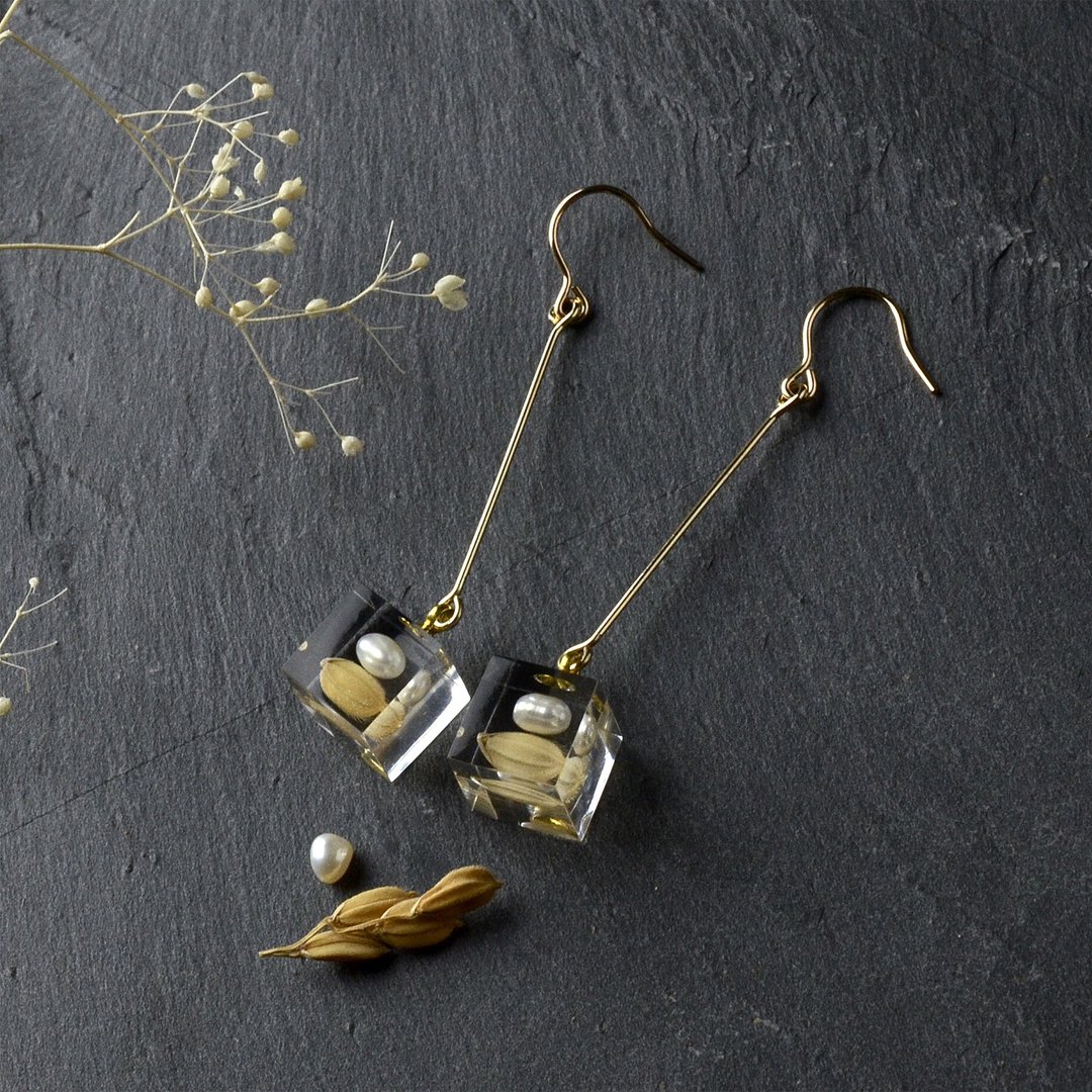 Pearl & rice long earrings 14kgf/rice/freshwater pearl/resin/Japanese design - 耳环/耳夹 - 树脂 白色