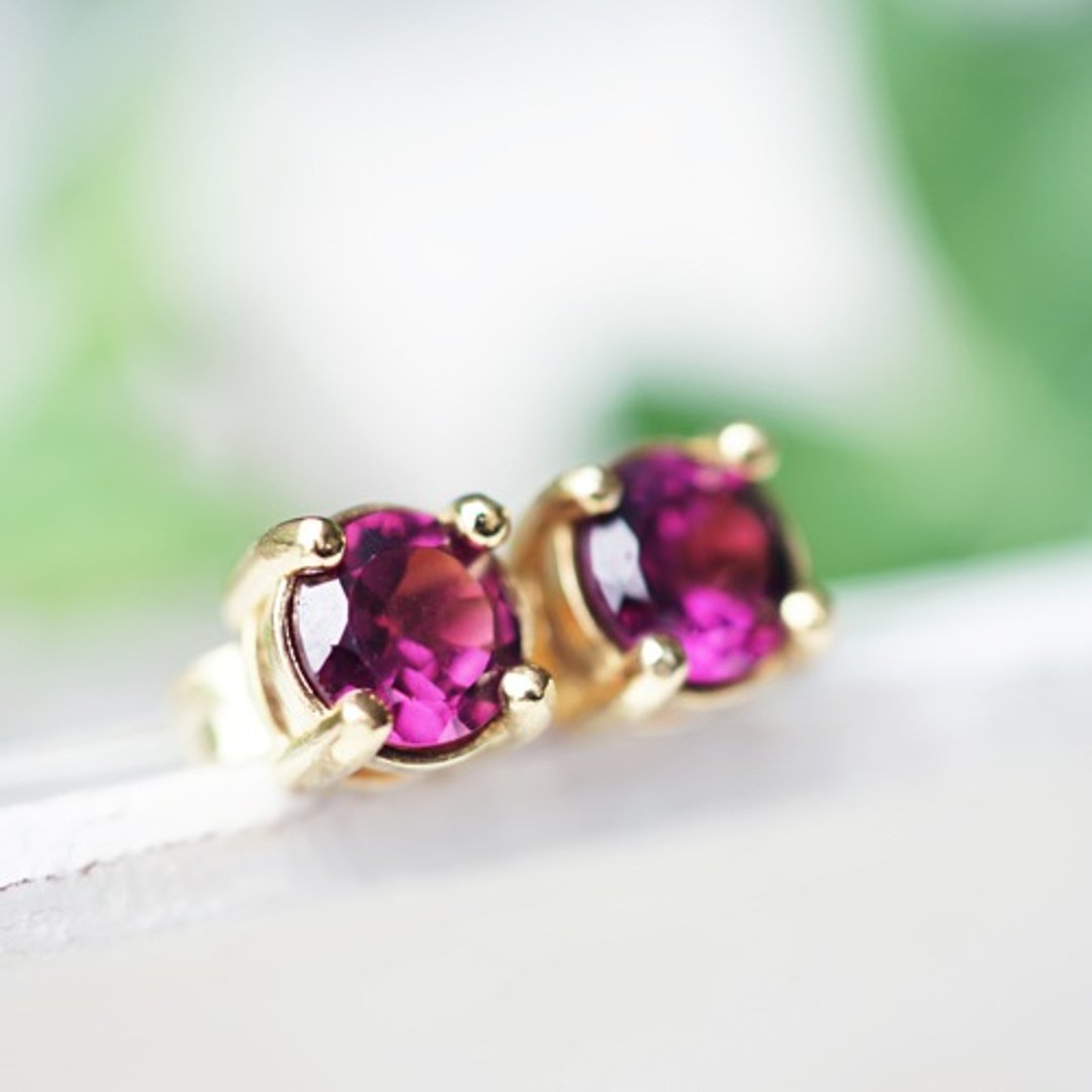 Rhodolite Garnet Round Cut 5mm Claw Stud Earrings Myriam - 耳环/耳夹 - 宝石 