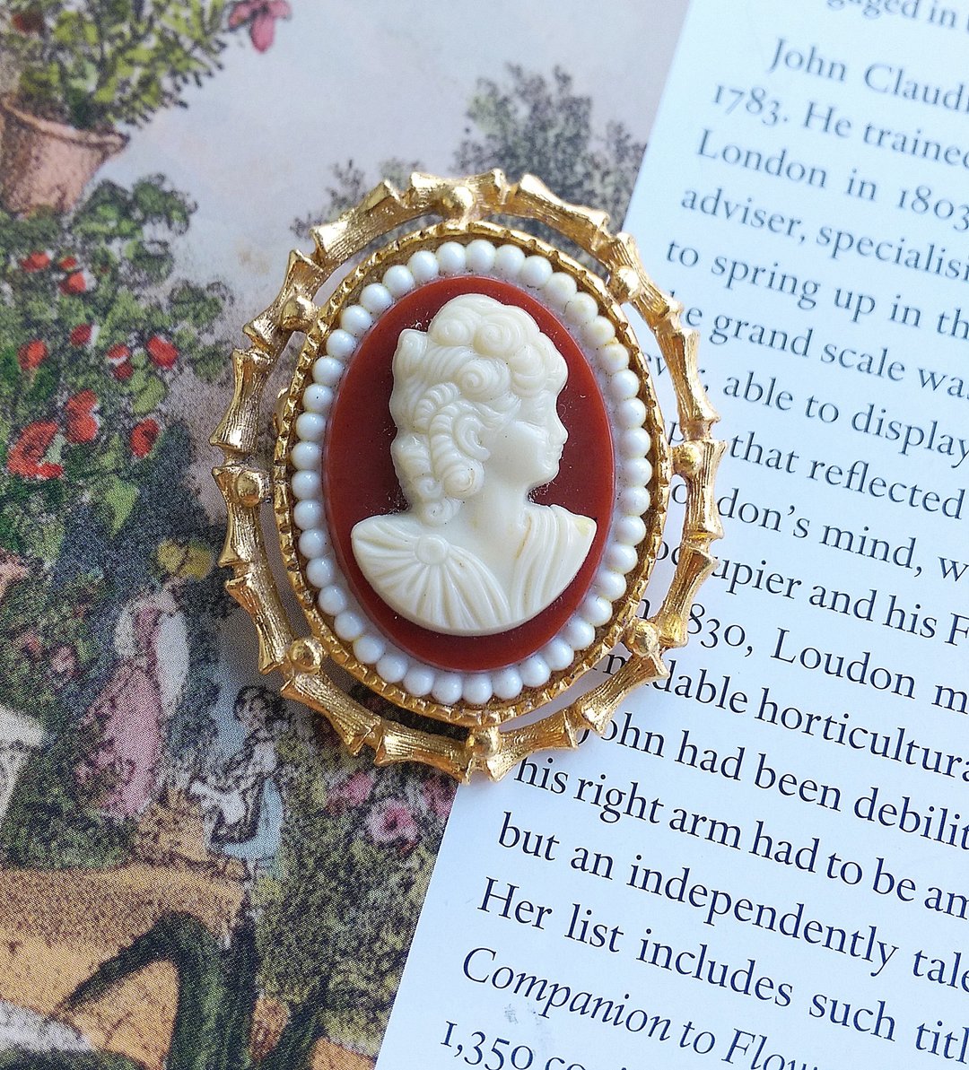 Vintage Jewelry 西洋古董饰品 古典 Cameo  仕女 竹节框 别针 - 徽章/别针 - 其他金属 白色