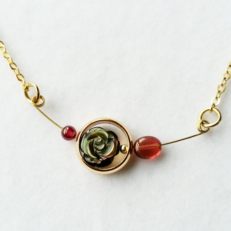 黑贝母雕玫瑰 , 小925纯银珠, 石榴石扁珠及圆珠 镀金锁骨项链 - 项链 - 宝石 多色