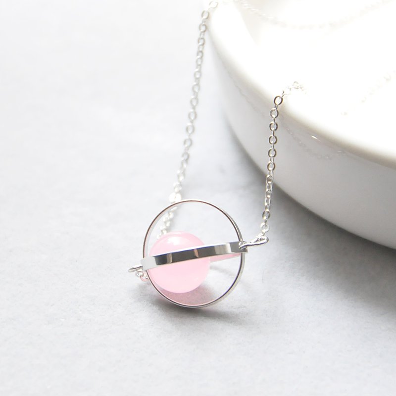 幸福星球。宇宙。银环。粉玉髓。 项链 Blessed Planet。Galaxy。Sliver Ring。Pink Chalcedony。Necklace - 颈链 - 宝石 粉红色