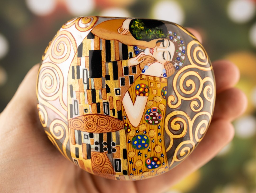 Organic Mother of pearl jewelry box, The kiss Gustav Klimt art, Paper mache box - 收纳用品 - 其他材质 