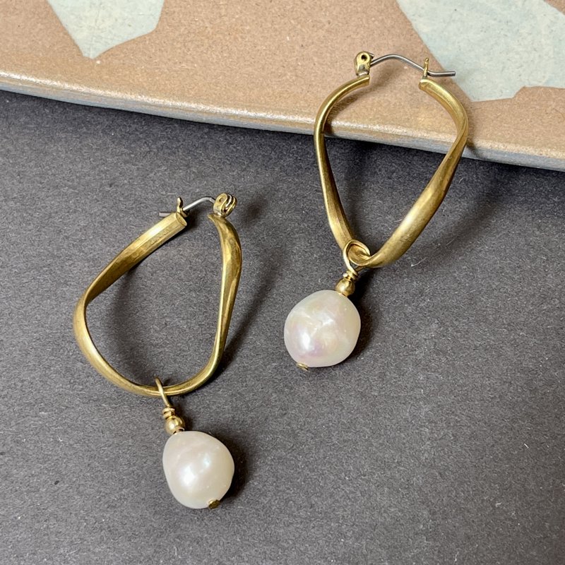 老林杂货 | 黄铜扭环珍珠耳环 (针式 / 夹式) - 耳环/耳夹 - 珍珠 白色