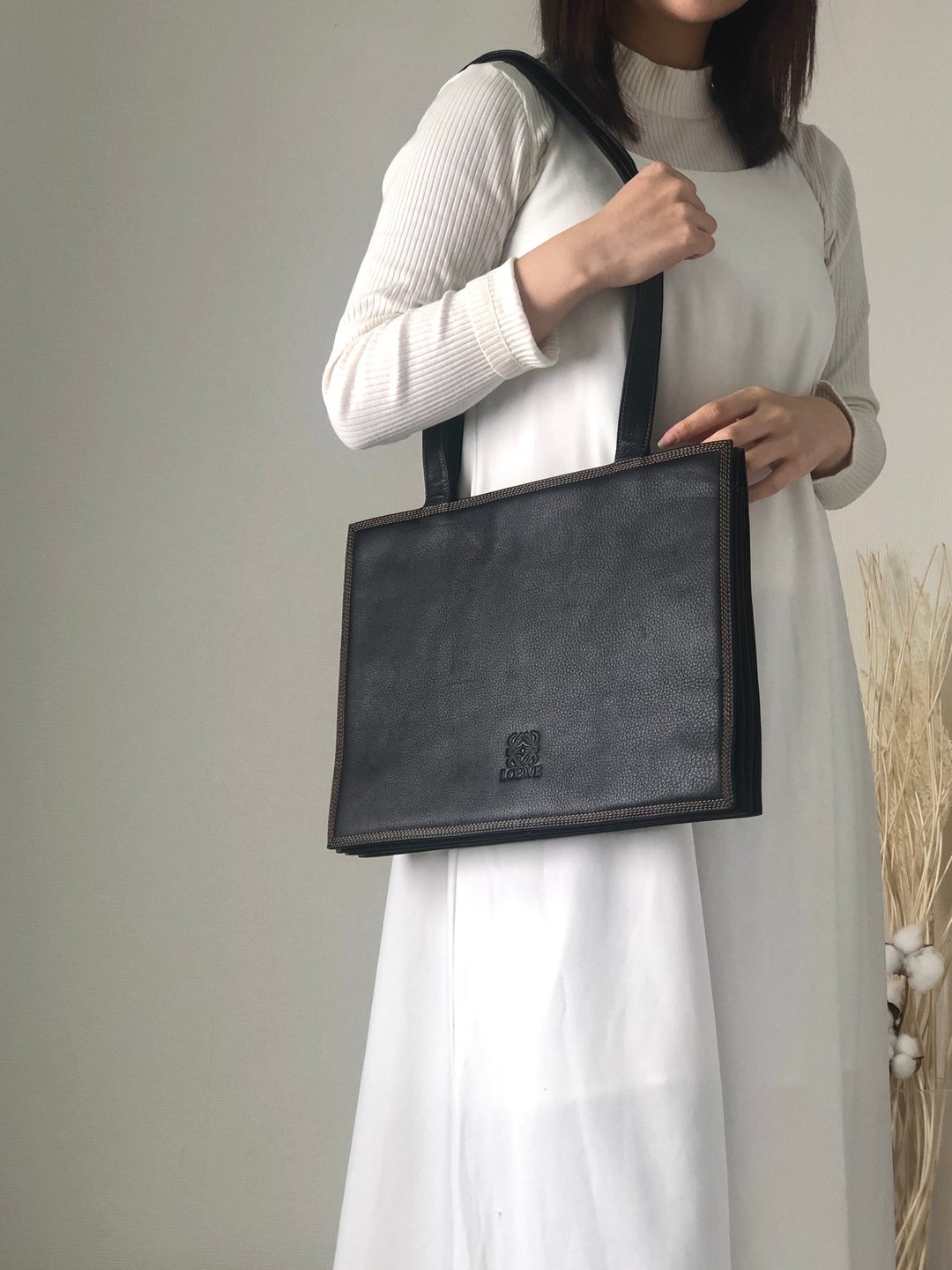 【 日本直送 名牌中古包 】LOEWE 罗威 Anagram 皮革 托特包 肩背包 黑色 vintage 古着 6vmbv8 - 侧背包/斜挎包 - 真皮 黑色
