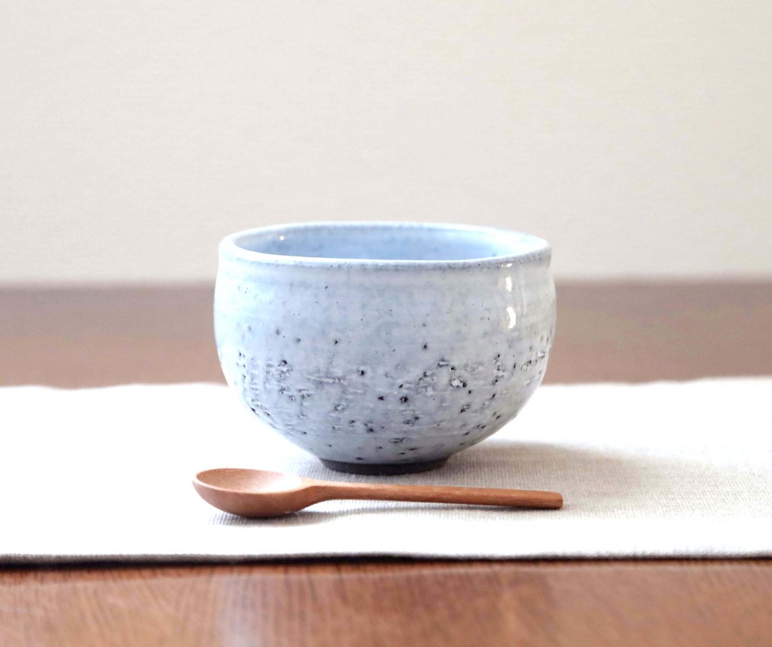 Only hot water with black granite and milky glaze - 碗 - 陶 白色