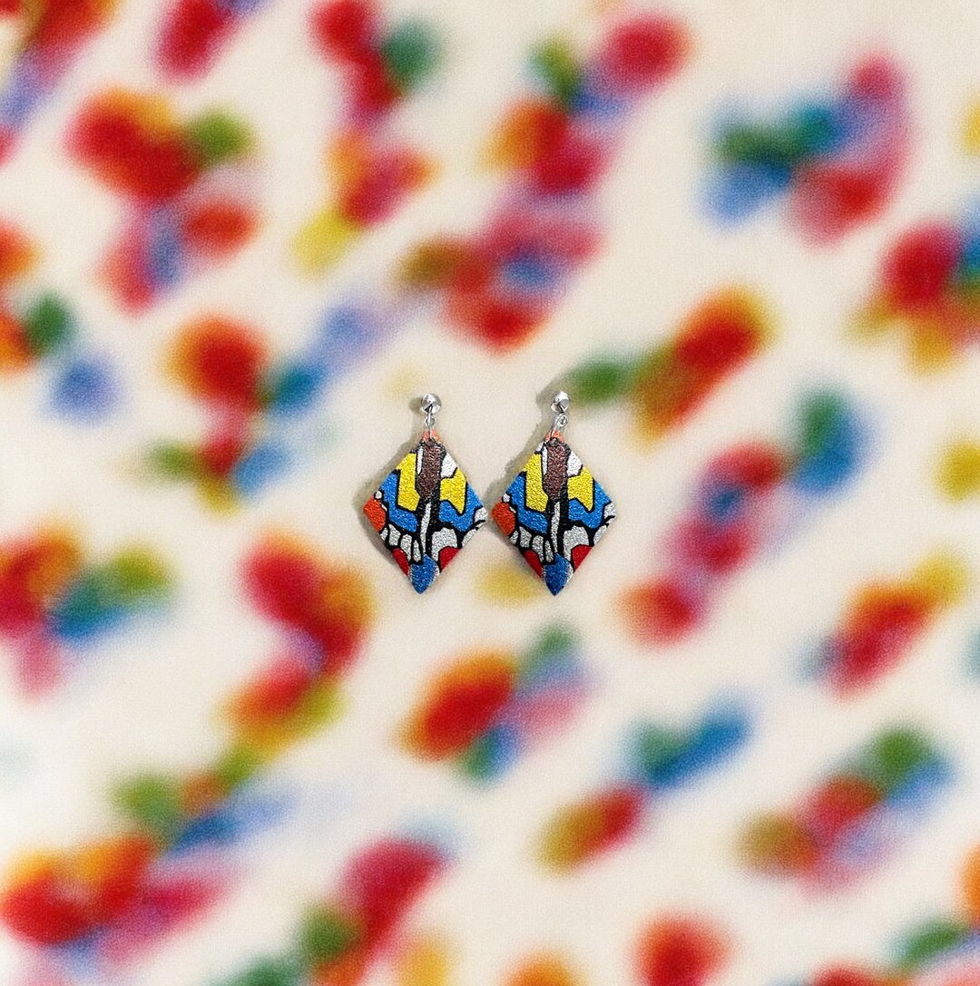 【雷射印刷系列】绚彩蝶翼菱形耳环 - 耳环/耳夹 - 其他金属 多色