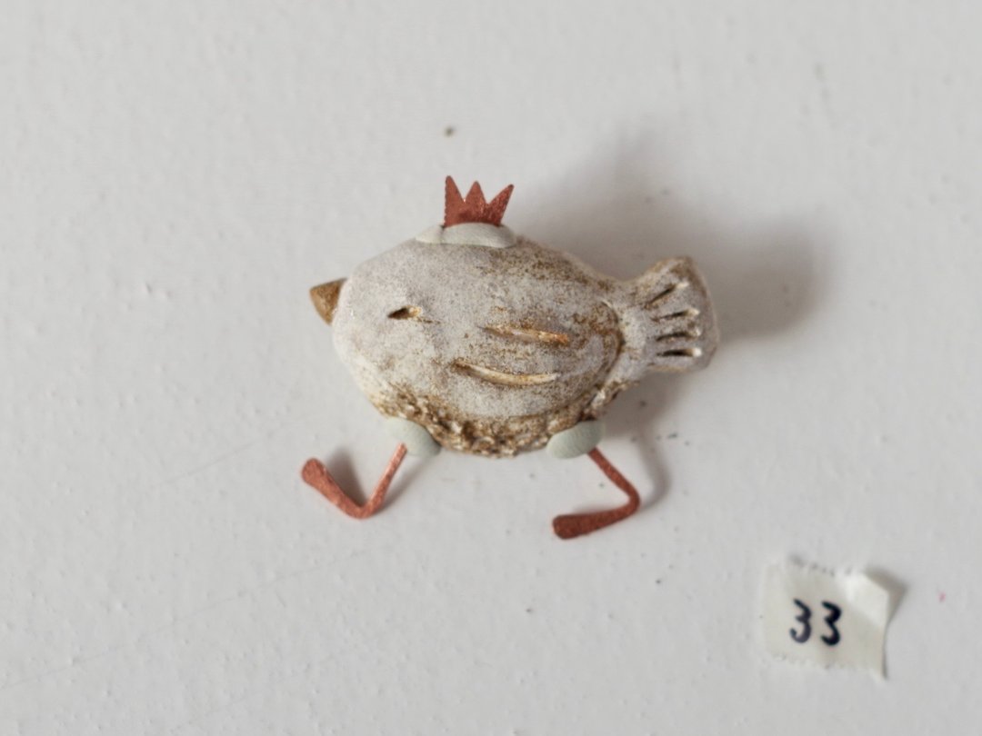 bird posing as a king broach 33 - 胸针 - 陶 白色