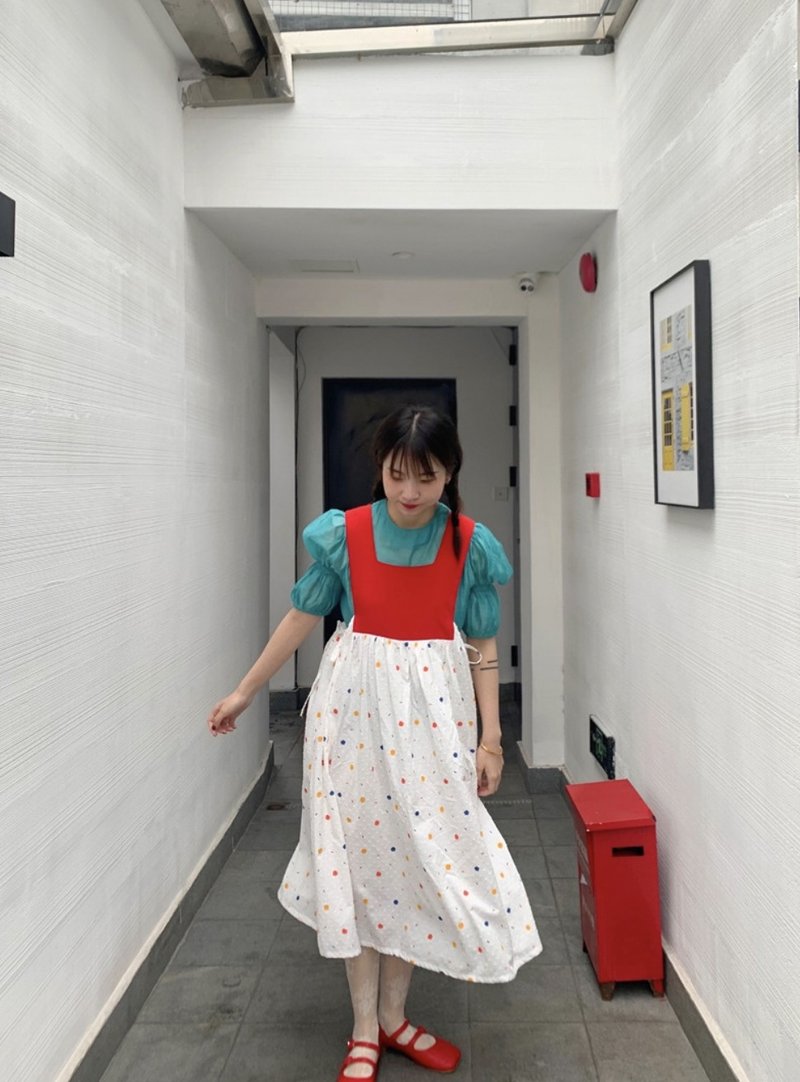 童趣波點 水彩紅撞色吊帶裙 中长宽鬆抽绳洋裝 甜美又可爱 - 洋装/连衣裙 - 棉．麻 红色