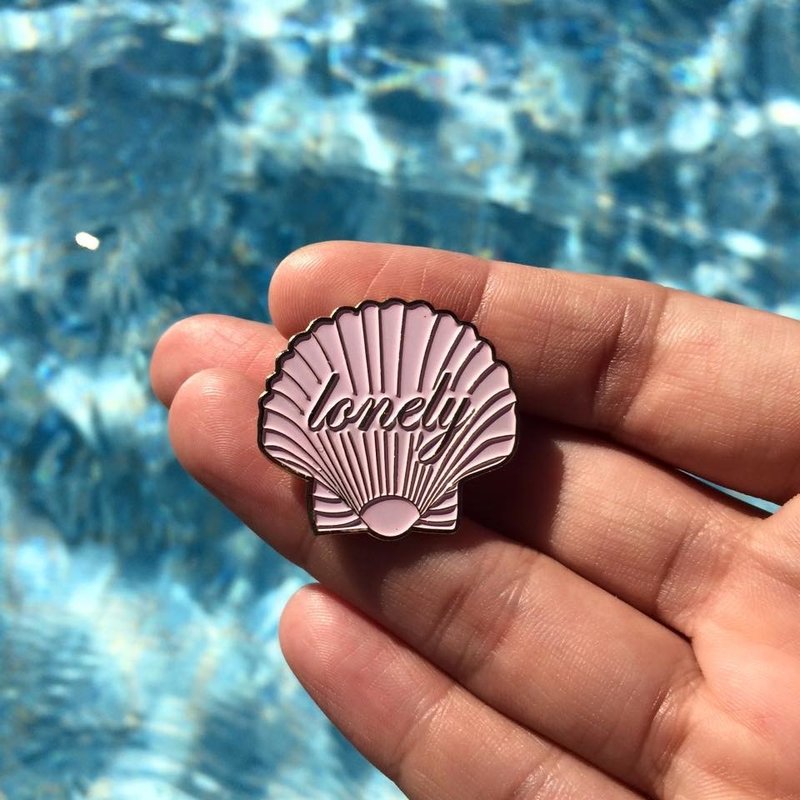 偶尔来点负能量 饰品系列 粉色贝壳寂寞别针 Lonely seashell enamel pin - 胸针 - 其他金属 粉红色