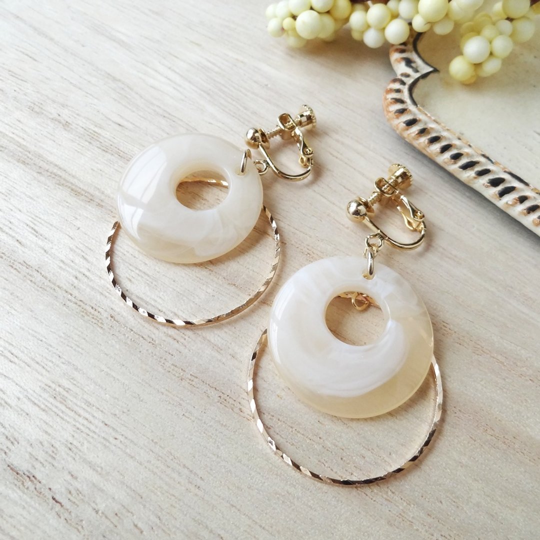 Shaking circle marble white Earrings - 耳环/耳夹 - 压克力 灰色