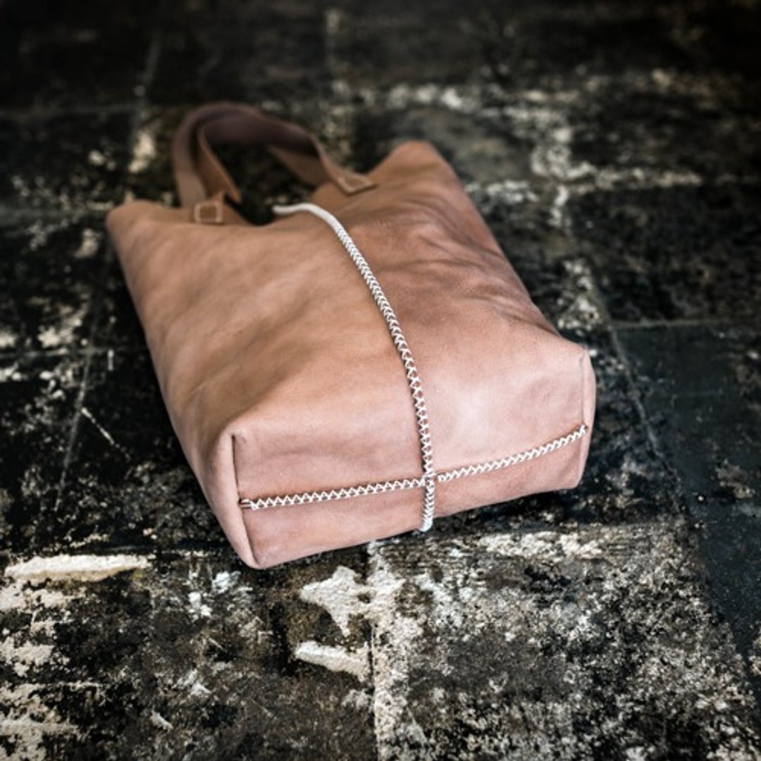 Cross-stitch genuine leather leather tote bag portrait / sand beige - 手提包/手提袋 - 真皮 