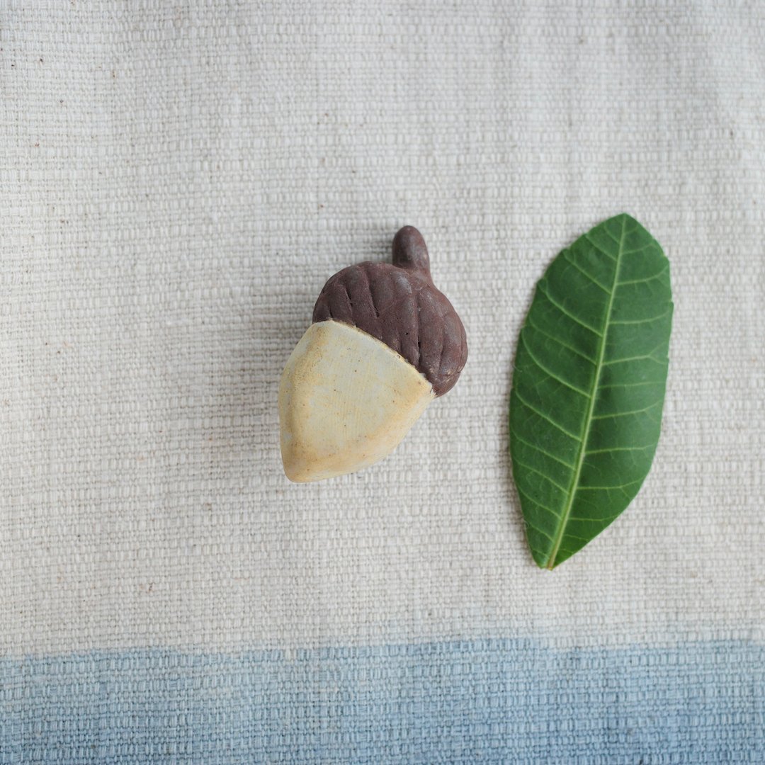 Acorn brooch / handmade ceramic - 胸针 - 陶 咖啡色