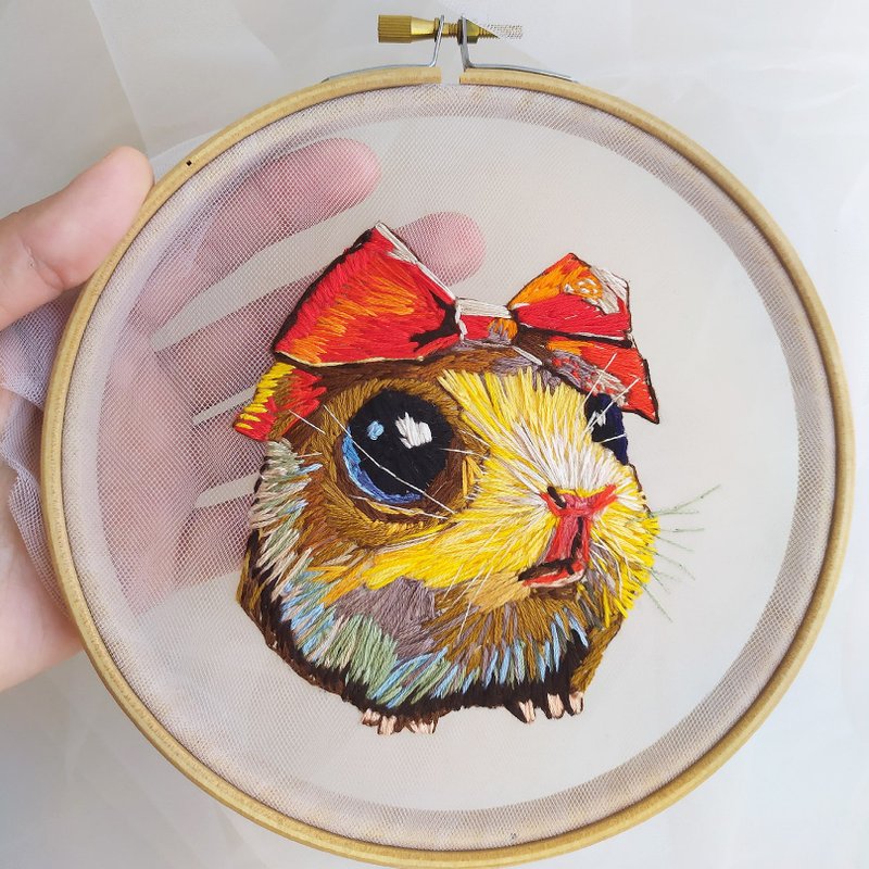 Guinea pig handmade embroidery on tulle - 墙贴/壁贴 - 绣线 