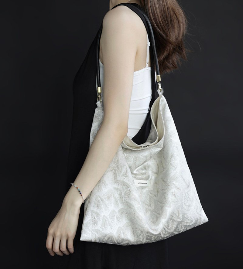 【白羽】森系复古文青/仿真丝织羽毛图案单肩包 - 侧背包/斜挎包 - 其他材质 白色