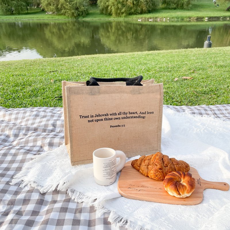 JIN CHA GOD 长形麻质布包 Trust in Jehovah with all thy heart - 手提包/手提袋 - 棉．麻 白色