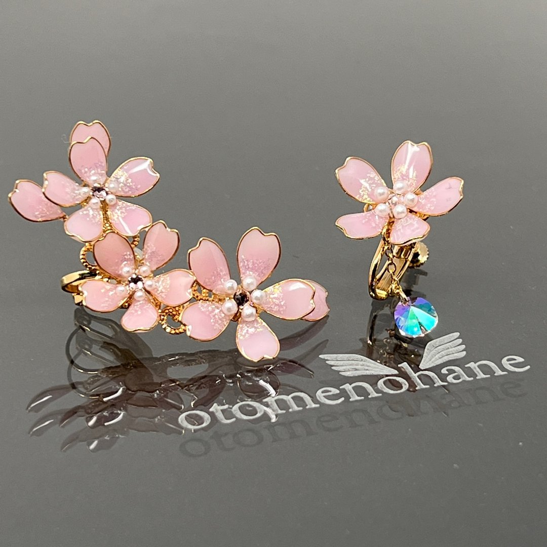 Dancing Cherry Blossoms, Ear Cuff - 耳环/耳夹 - 树脂 粉红色