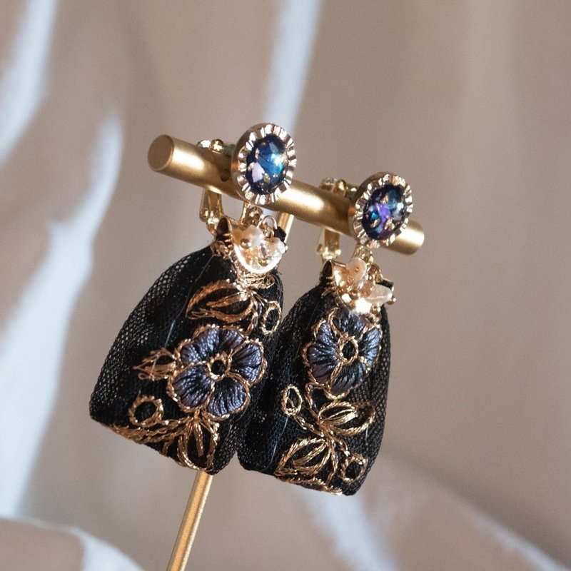 刺绣缎带耳环 黑蓝色花朵 法式优雅质感 925银耳针 最后一个 - 耳环/耳夹 - 其他金属 蓝色