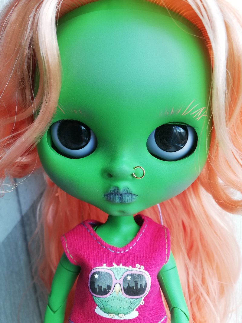 Blythe 订制娃娃 外星人脸穿孔 OOAK 娃娃 - 玩偶/公仔 - 塑料 绿色