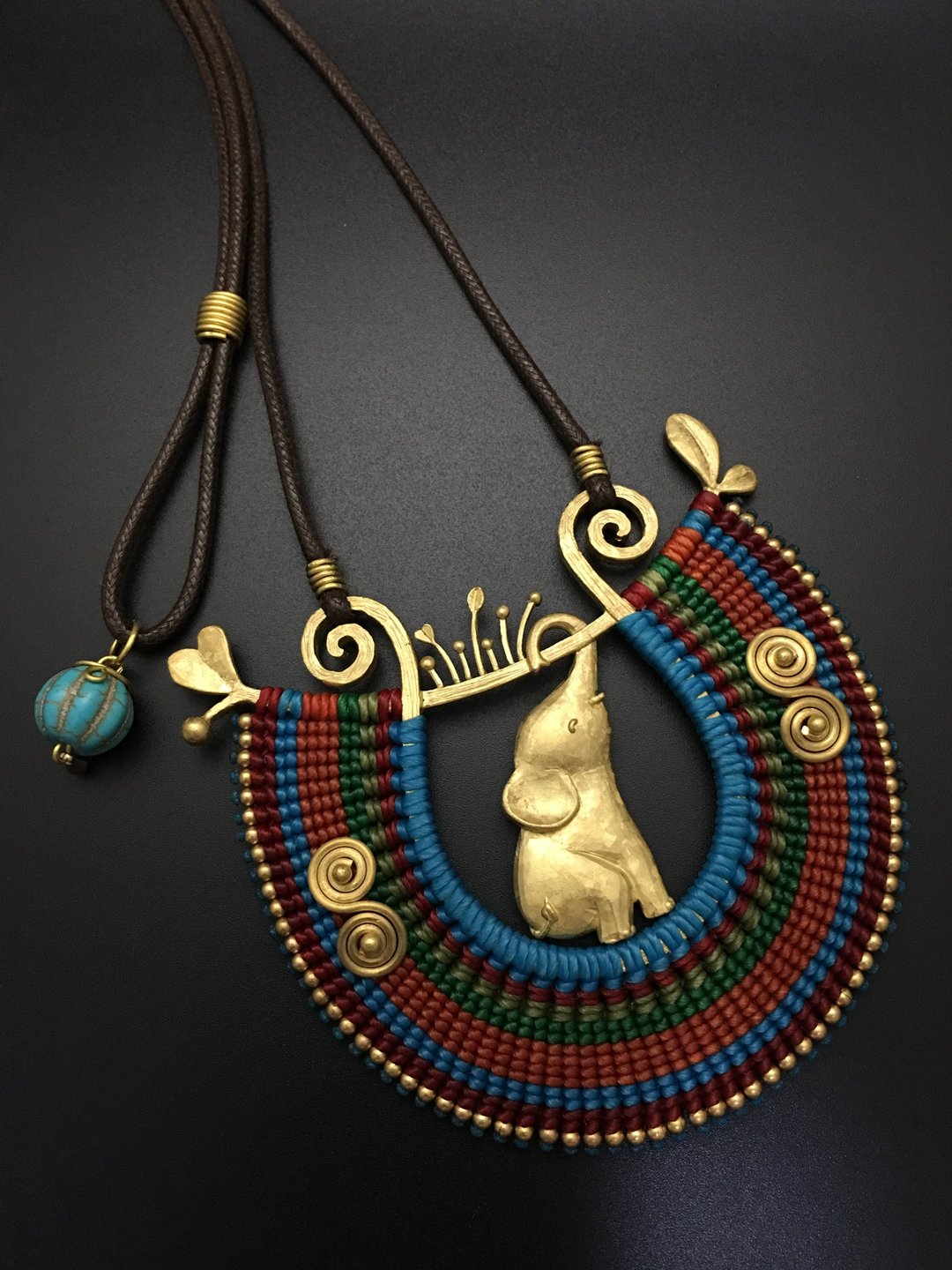 Elephant necklace made with brass and macrame colorful wax cotton cord - 项链 - 铜/黄铜 绿色