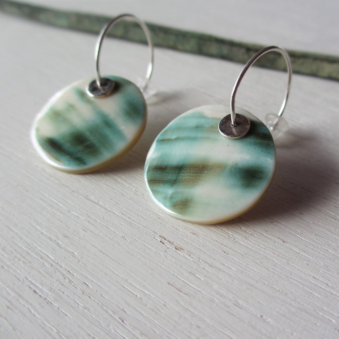 Luminous shell silver hoop earrings - 耳环/耳夹 - 其他金属 绿色