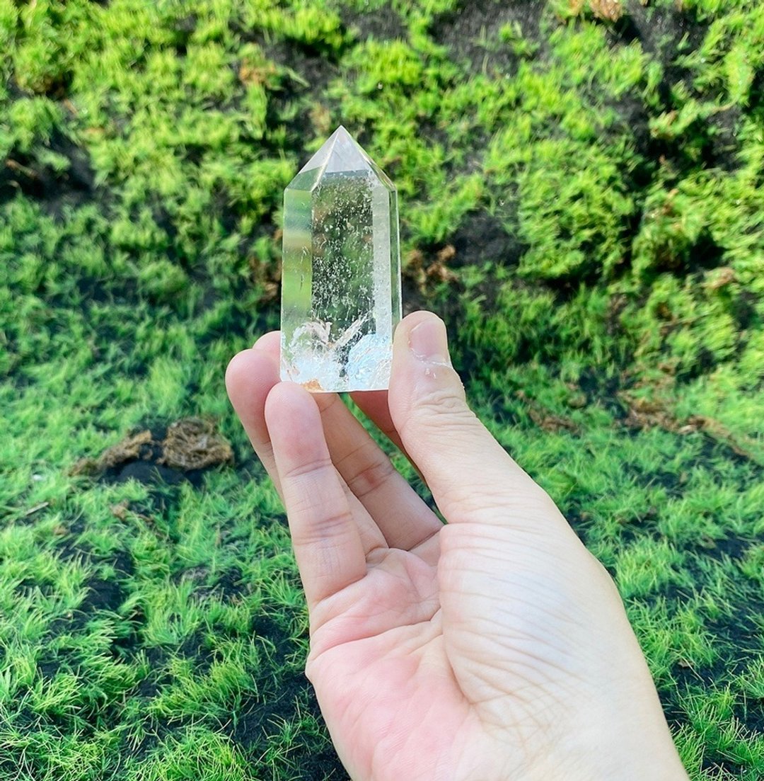天然彩虹白水晶柱共生红胶花 开运净化 风水 办公室摆件 快速出货 - 摆饰 - 水晶 白色