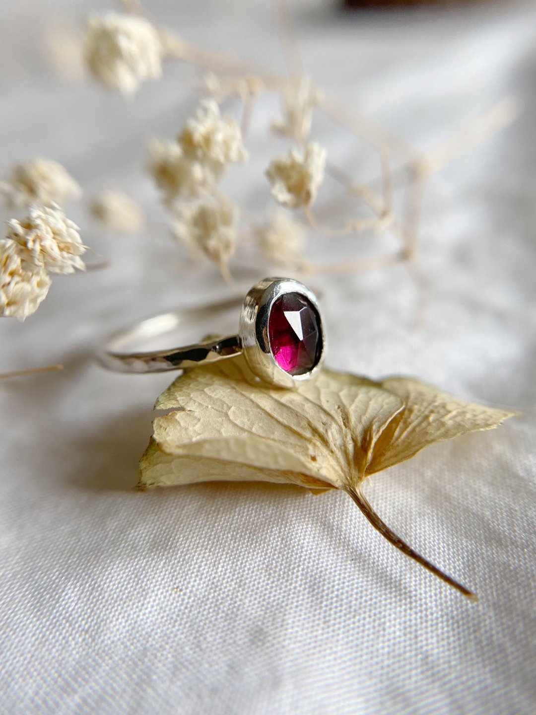 【嫣】石榴石 手工敲纹 925银 戒指 Garnet silver ring handmade - 戒指 - 纯银 红色