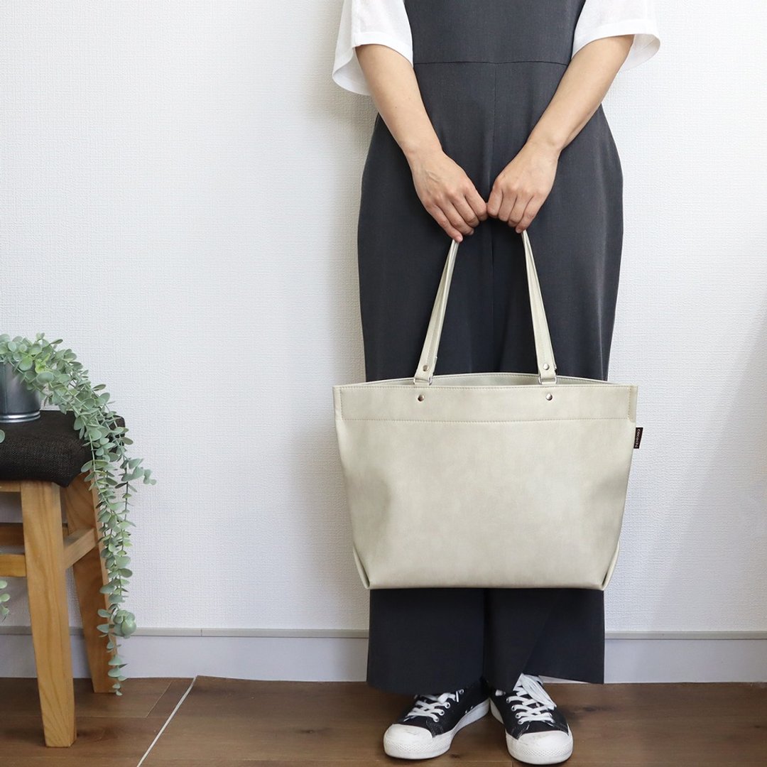 Light horizontal tote bag Available in 4 colors Fits A4 size Safe material even if it gets wet Made of high-quality vegan leather Made-to-order - 手提包/手提袋 - 其他材质 白色