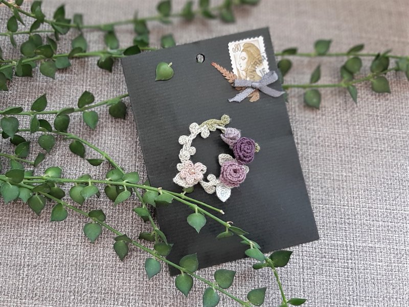 独家- 胸针! 紫玫瑰幸福花圈 - 胸针 - 棉．麻 紫色