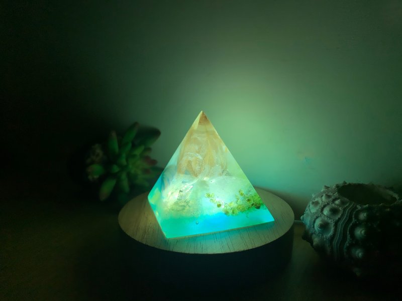 【初心手作】黄玫瑰水晶夜灯 / 天然石金字塔气氛灯 / 手工小桌灯 - 灯具/灯饰 - 水晶 绿色