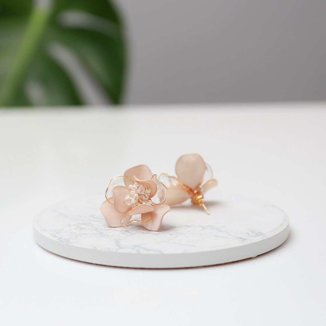 DADADA STUDIO 肤色小花-纯手工树脂水晶花耳夹式耳环 - 耳环/耳夹 - 树脂 粉红色