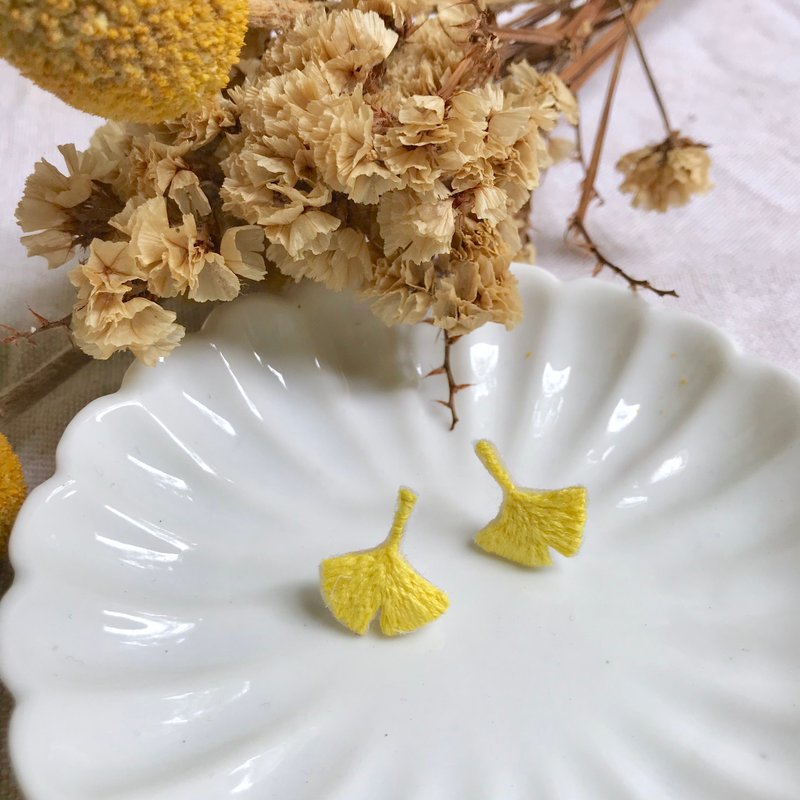 手作刺绣//贴耳式银杏叶耳环//可改夹式 - 耳环/耳夹 - 绣线 黄色