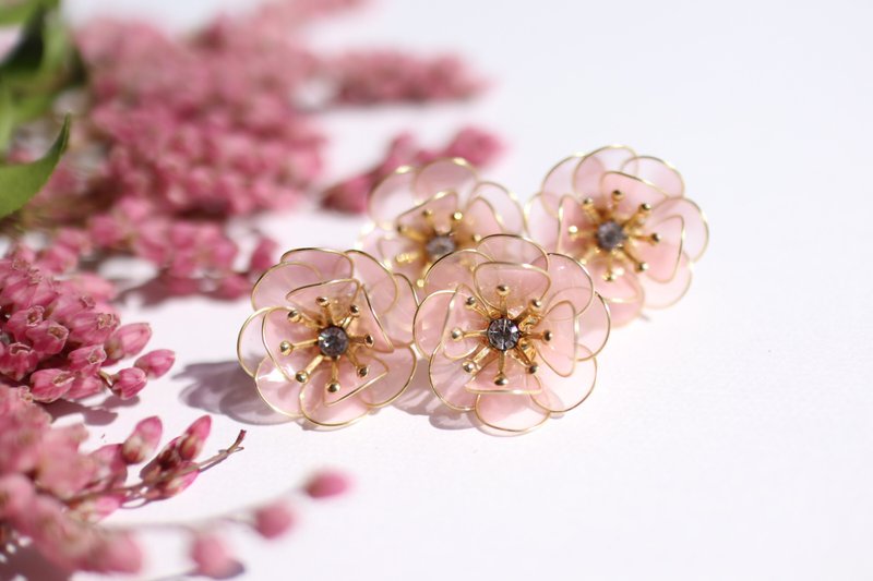 Transient flower earrings pink - 耳环/耳夹 - 其他材质 粉红色