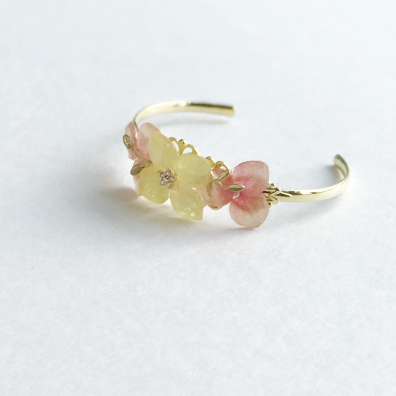 [Fleur d'amour] 绣球花真花珠宝(黄+橙红)开口手鈪手镯铜镀金色 圣诞礼物 - 手链/手环 - 植物．花 黄色