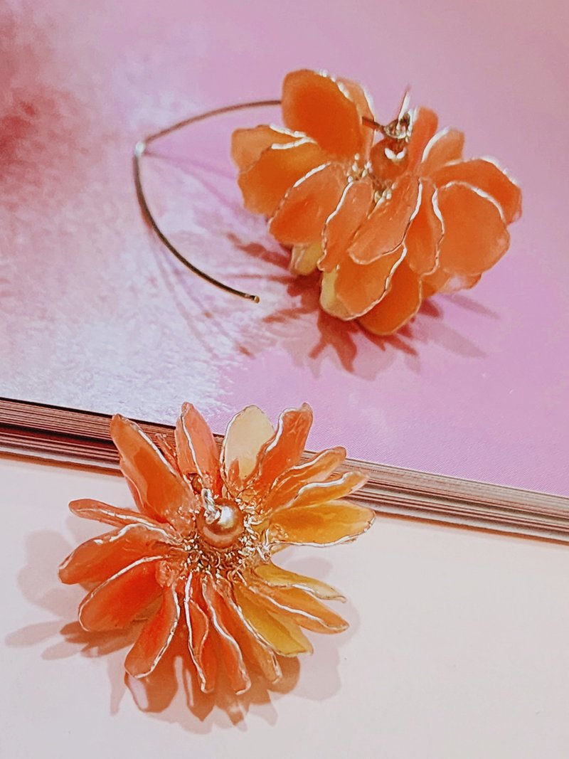 落日晚霞 垂坠式花球 925银勾 - 耳环/耳夹 - 树脂 白色