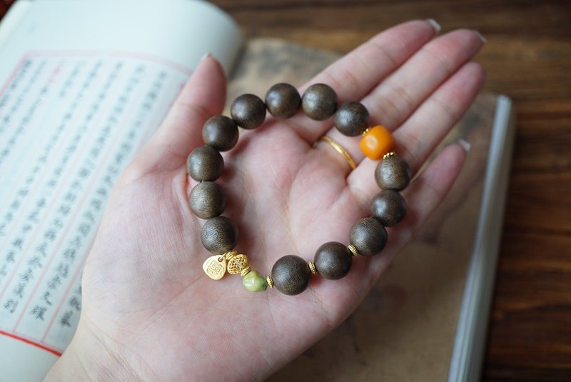 天然沈香珠/沉香珠 老蜜蜡墩子绿松石随形设计单圈手持手串s - 手链/手环 - 木头 咖啡色