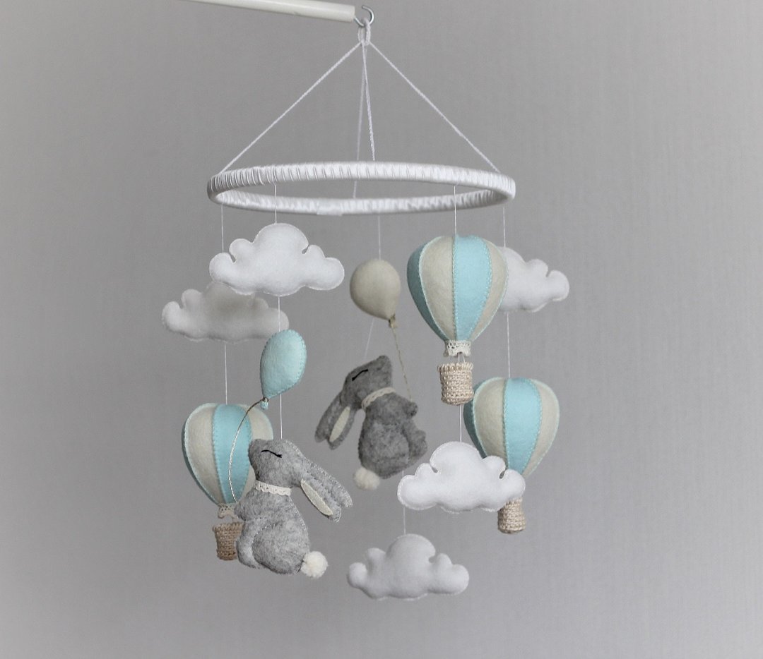 Baby mobile with bunnies and mint hot-air balloons, Cradle mobile Crib toy. - 满月礼盒 - 羊毛 多色