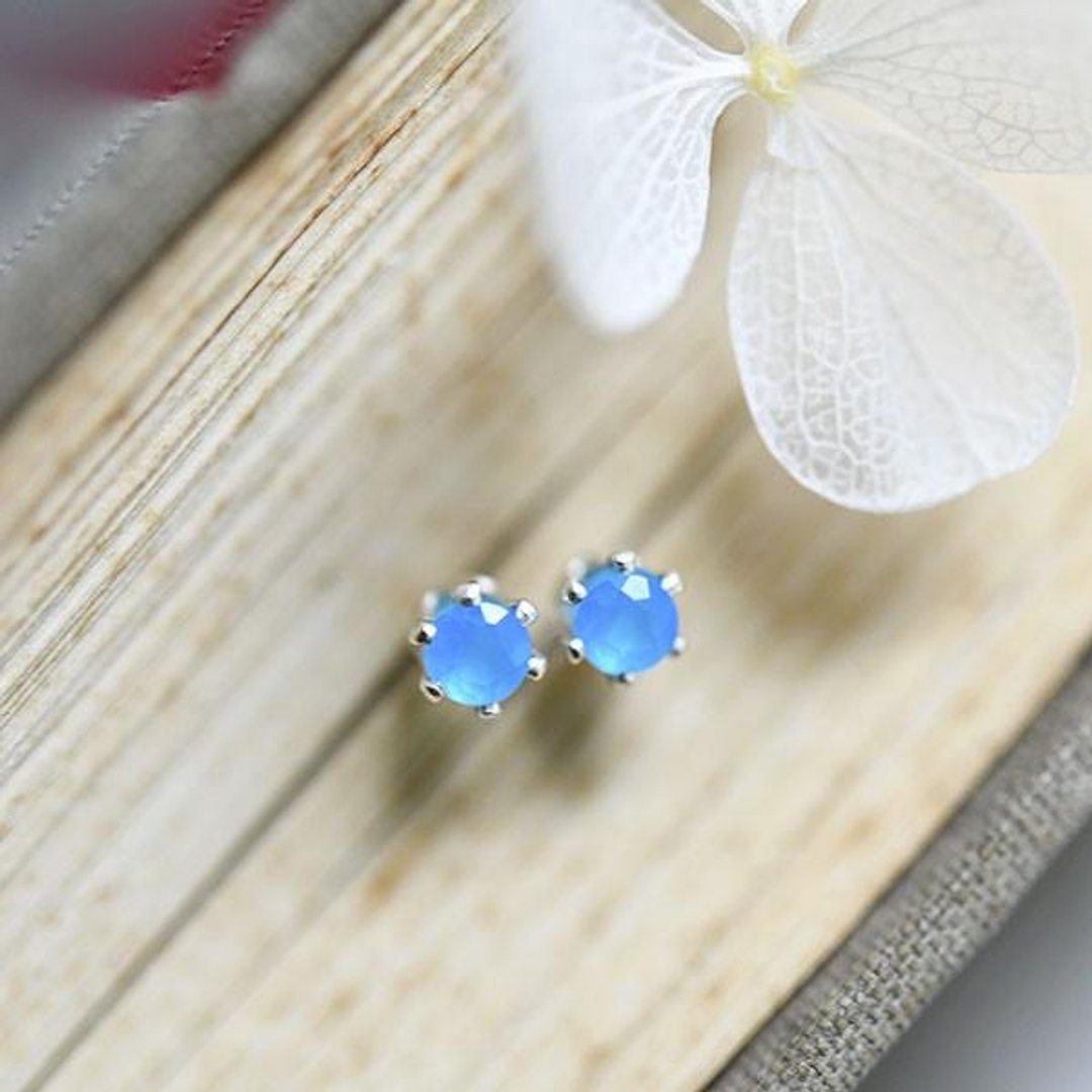 Health, Longevity, Wealth, Success Neon Blue Agate Stud Earrings 3mm Baby Size May Birthstone - 耳环/耳夹 - 宝石 蓝色