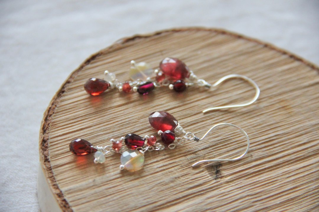 Gemstone Earrings Red garnet and opal earrings - 耳环/耳夹 - 宝石 红色