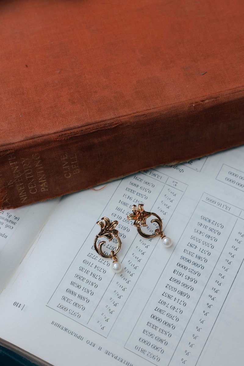 COR-DATE / 线条百合耳环 / 珍珠 - 耳环/耳夹 - 其他材质 