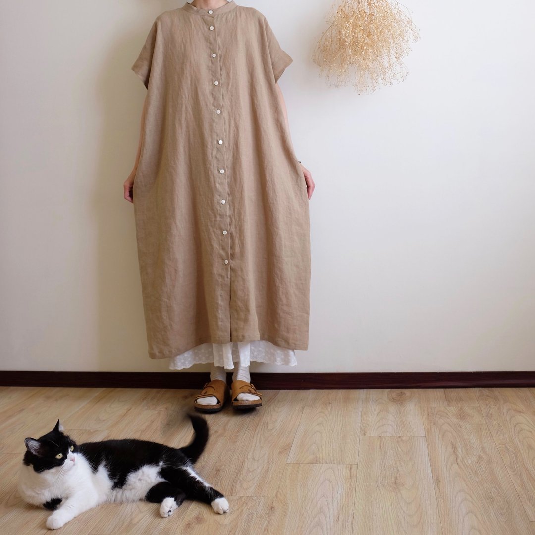 日常手作服 卡其米亨利小立领开扣短袖洋装 亚麻 - 洋装/连衣裙 - 棉．麻 卡其色