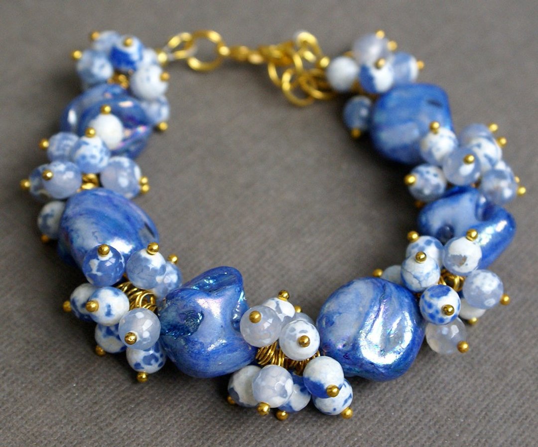 Blue beaded agate bracelet, mother of pearl beads bracelet, blue nacre bracelet - 手链/手环 - 宝石 蓝色