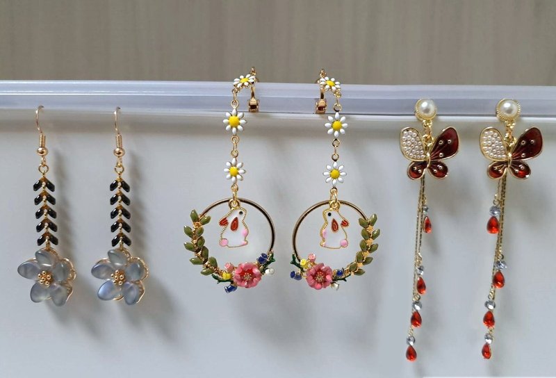 可爱耳环【花兔蝶系列】~银灰花、花圈兔 - 耳环/耳夹 - 其他材质 多色