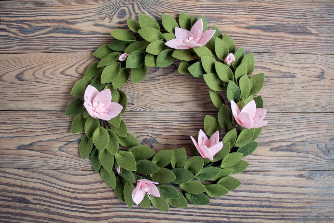 Green Felt Spring Wreath with Pink Flowers | Door Decor Wreath - 墙贴/壁贴 - 其他材质 绿色