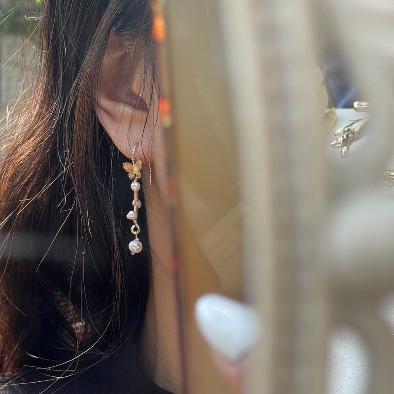日系无印风金色蝴蝶珍珠authentique耳环 - 耳环/耳夹 - 珍珠 金色