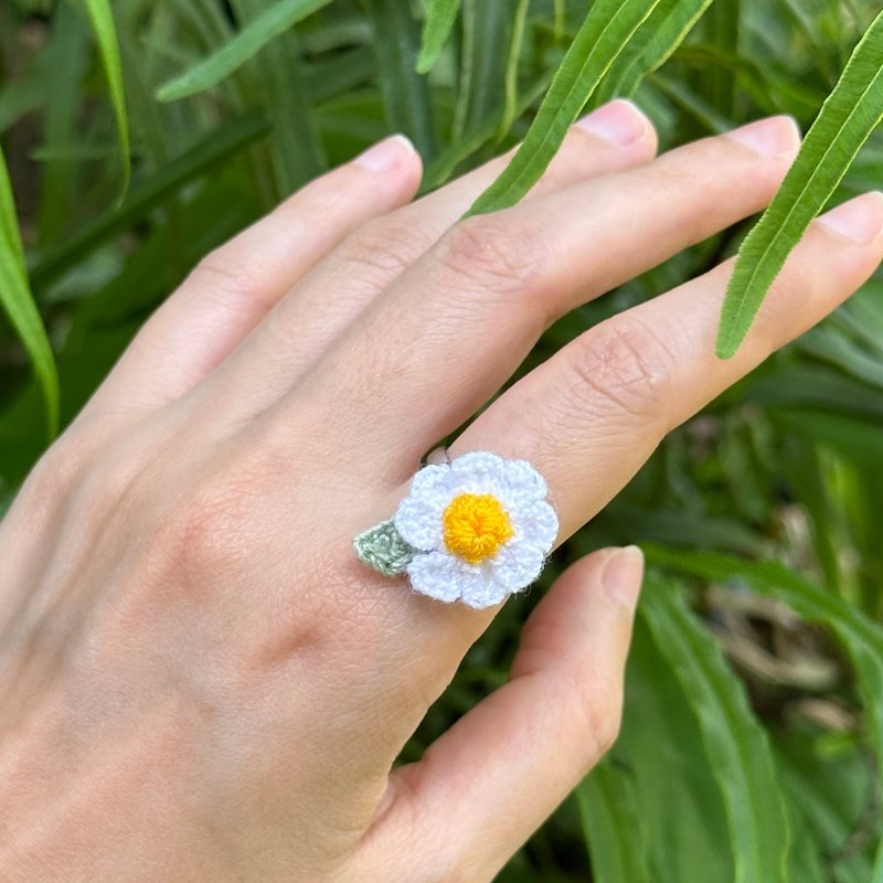 可調式戒指 DAISY & Leaf crochet flower ring - 戒指 - 贵金属 白色