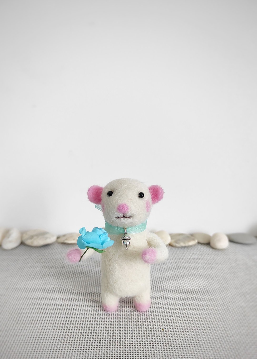 Mouse wool felt ornament/Art doll/Unique gift - 摆饰 - 羊毛 白色