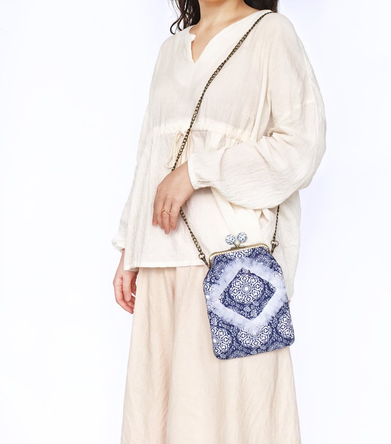 阿尔卑斯 手机零钱斜挎包女 口金包 青花瓷夹子 侧背肩背 - 侧背包/斜挎包 - 棉．麻 蓝色