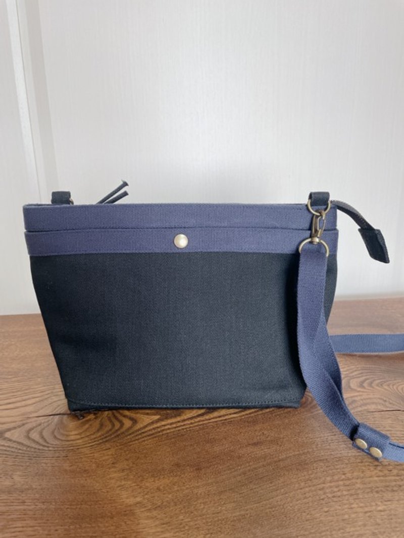Okayama Denim Mini Shoulder Bag Gusset Wide Freestanding Black x Navy - 侧背包/斜挎包 - 棉．麻 