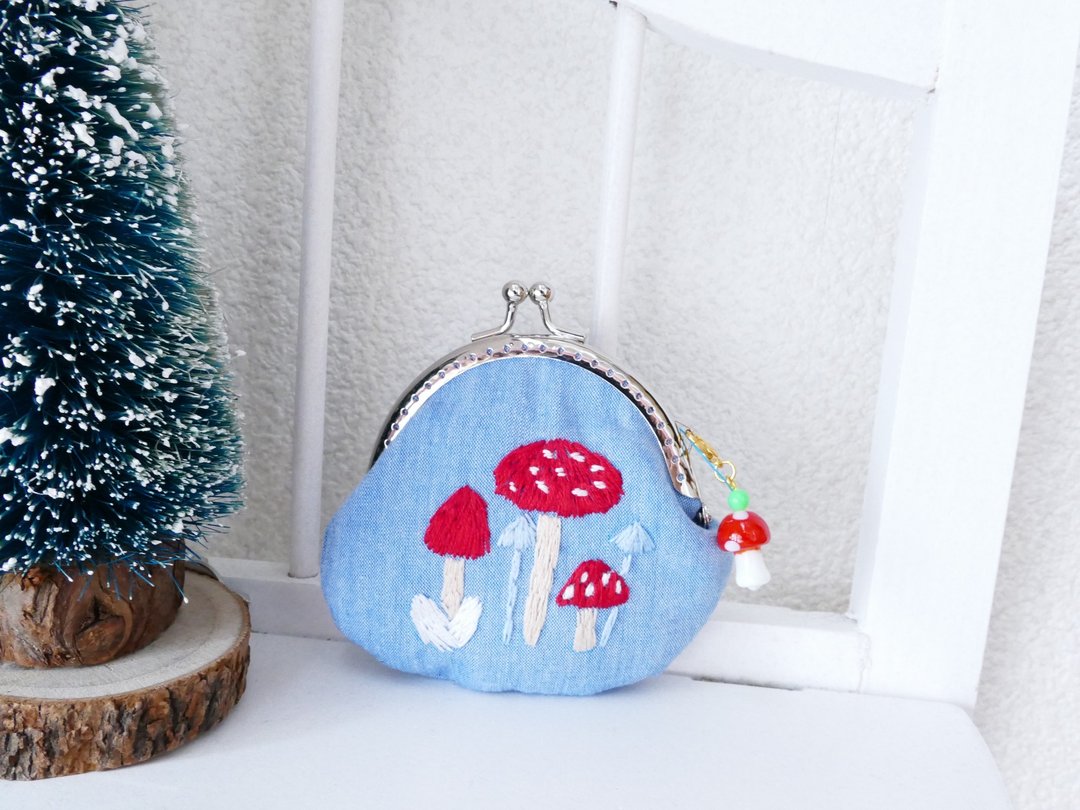 Embroidered mini gamaguchi mushrooms blue - 零钱包 - 棉 蓝色