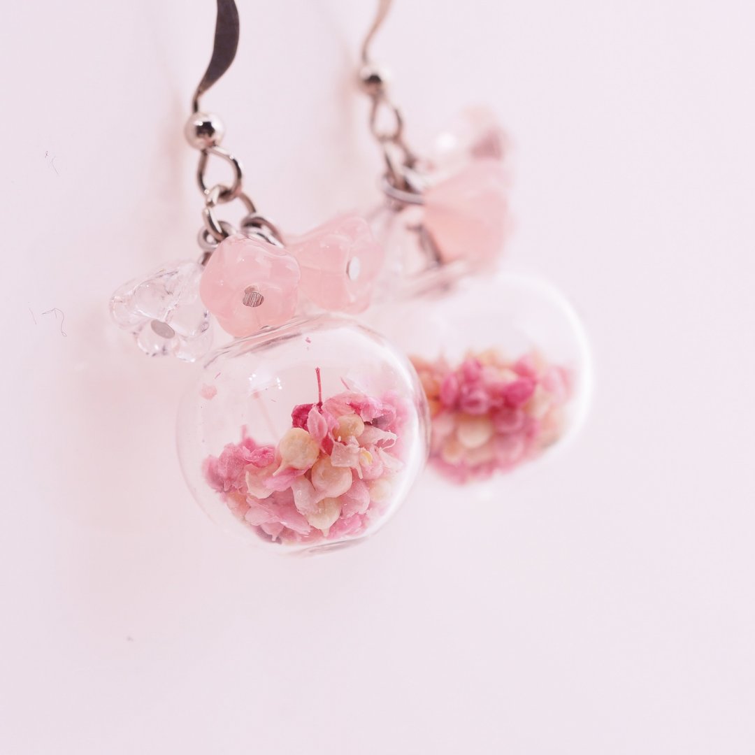 爱家作- OMYWAY 干花永生花玻璃球捷克人造琉璃珠耳环耳夹1.4cm - 耳环/耳夹 - 玻璃 红色
